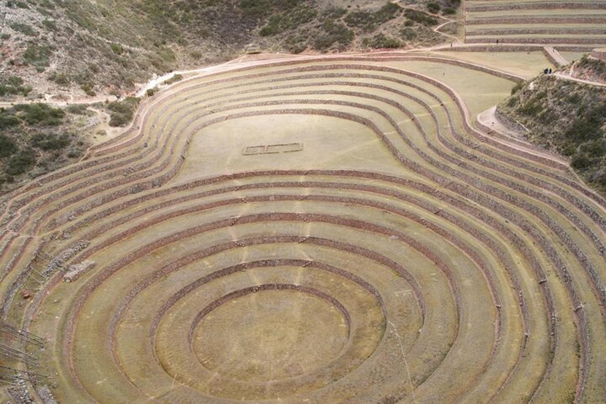 un anfiteatro con un grande campo sterrato