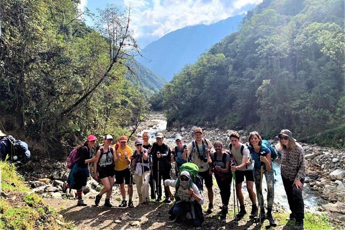 sekumpulan orang berdiri di atas denai gunung