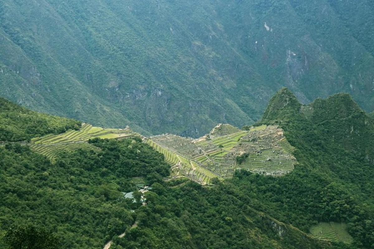 pemandangan udara gunung dengan perkampungan di atasnya