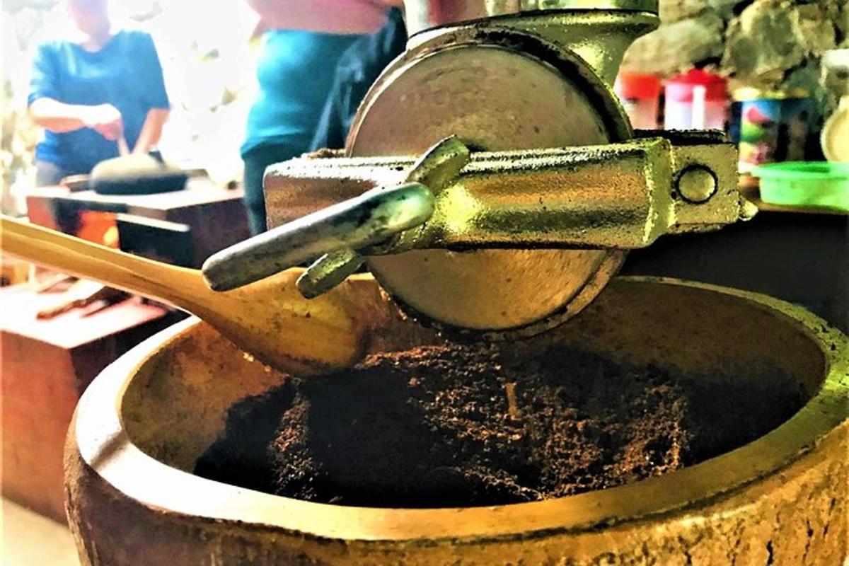 mangkuk pengadun logam dengan bahan-bahan