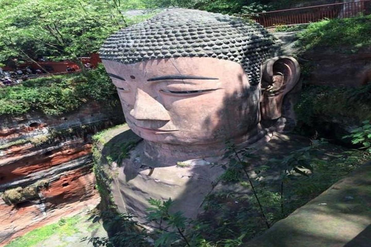 花园里的一座大头像