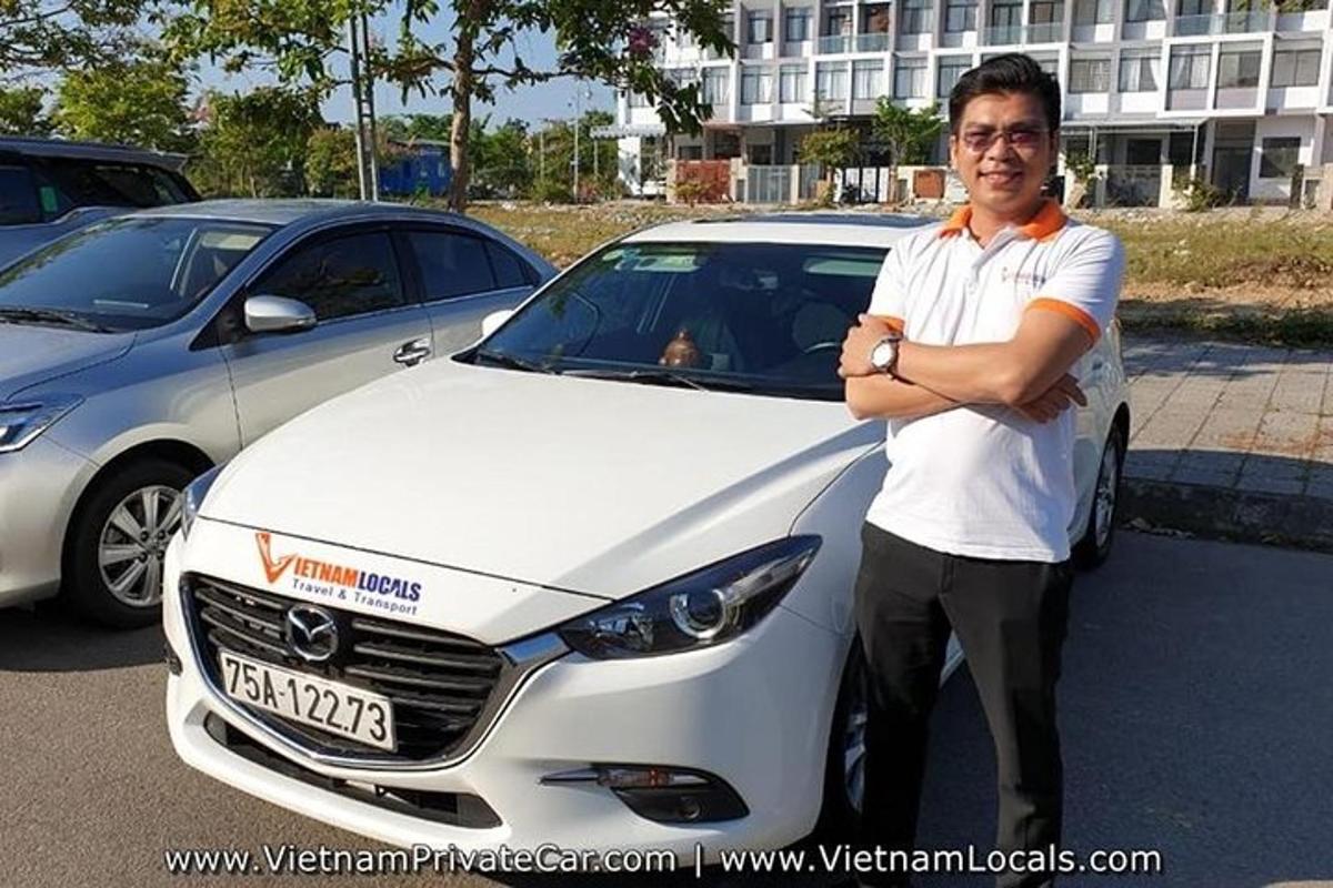 seorang lelaki berdiri di hadapan sebuah kereta putih