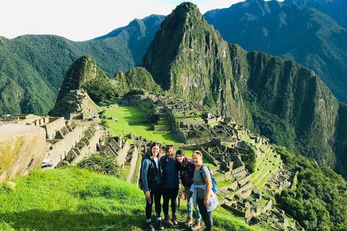 un gruppo di persone in piedi sulla cima di una montagna