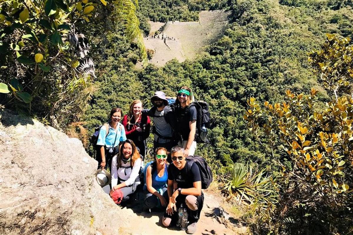 un gruppo di persone in posa per una foto su una montagna