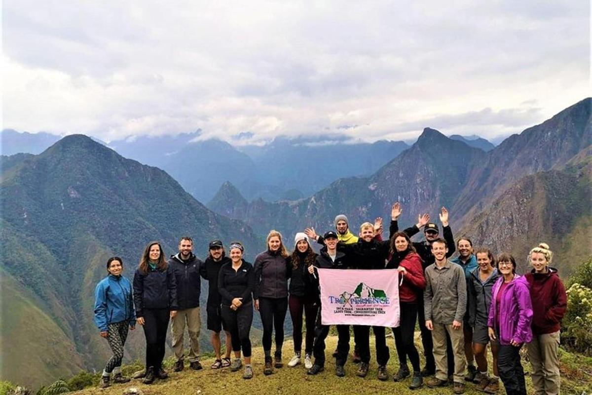 un grupo de personas de pie en la cima de una montaña