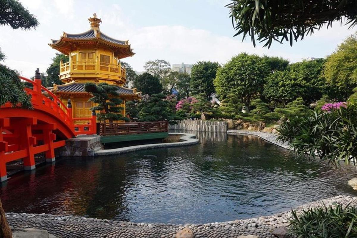 um templo em um jardim com um lago e um edifício