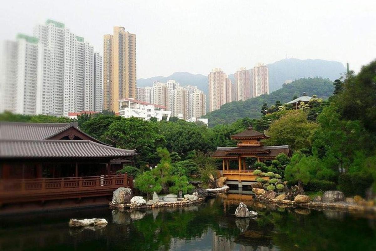 uma vista de uma cidade com edifícios e um lago