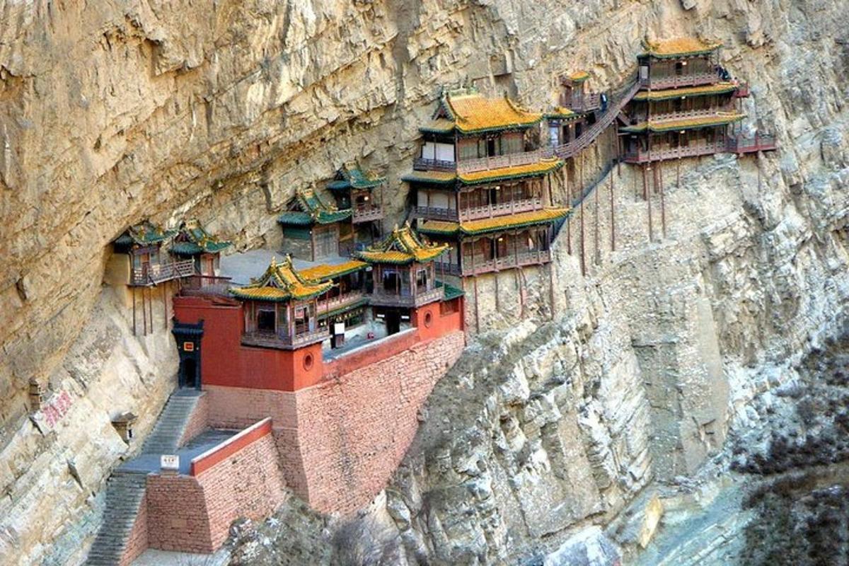 isang monasteryo na dumapo sa gilid ng isang bangin