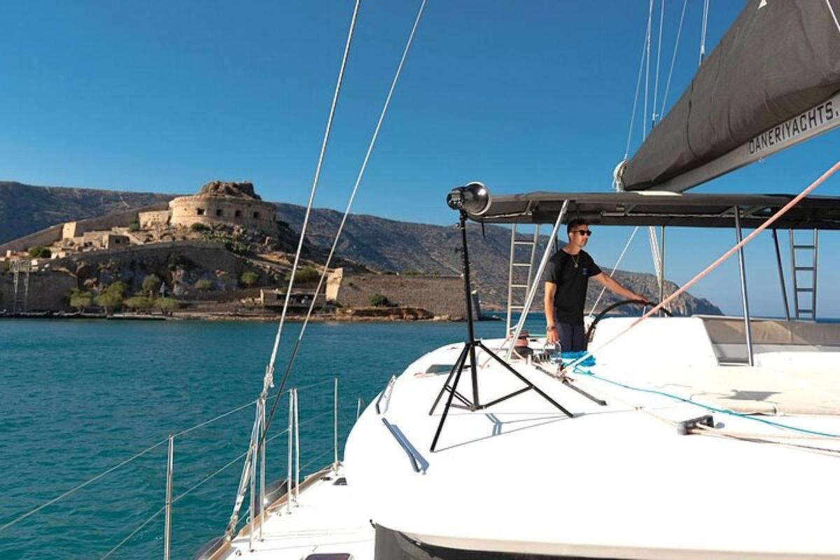 un uomo in piedi sulla cima di una barca in acqua
