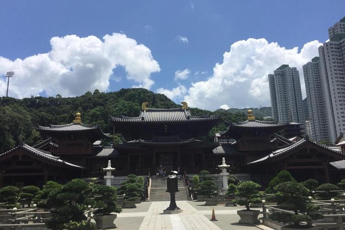 อาคารขนาดใหญ่ที่มีหลังคาทรงจั่วในเมือง