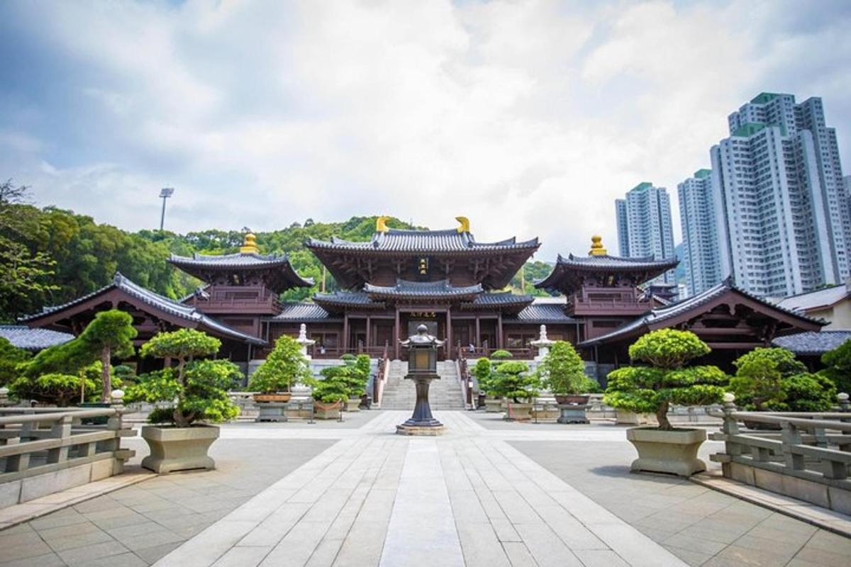 um templo em uma cidade com edifícios altos