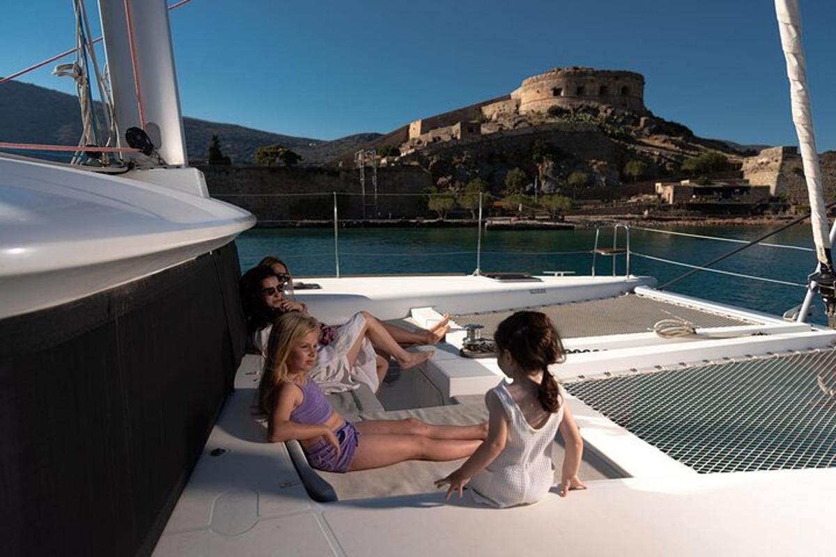 um grupo de pessoas sentadas no convés de um barco