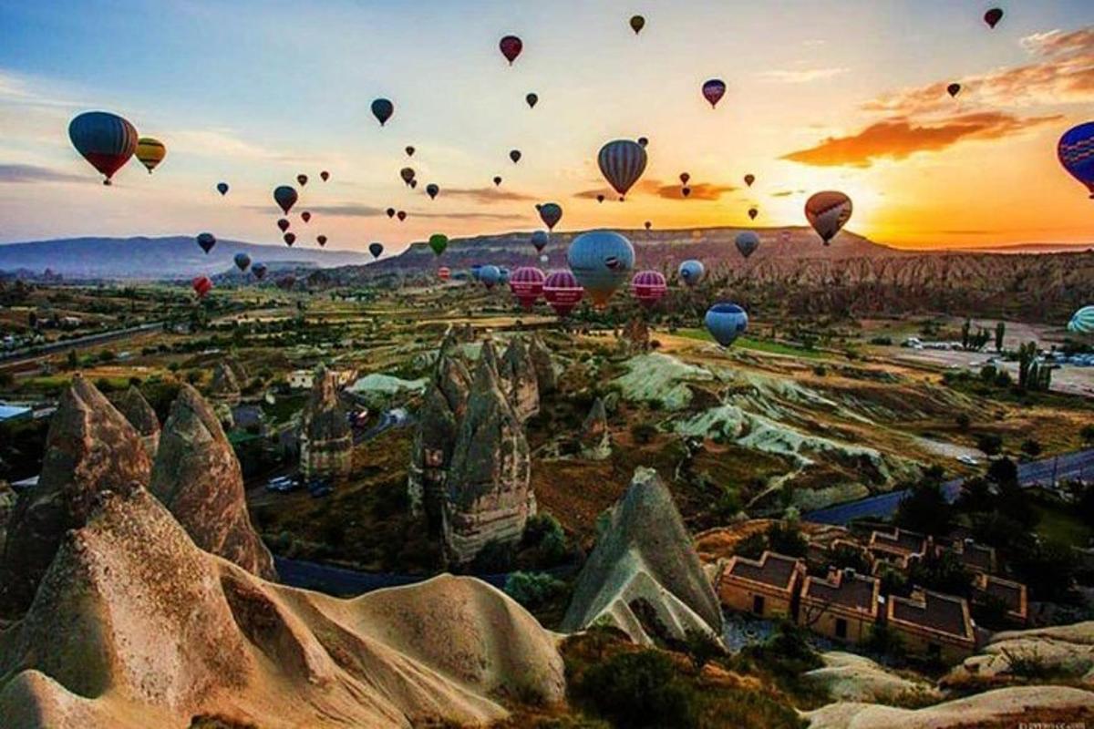 un gruppo di mongolfiere che volano nel cielo