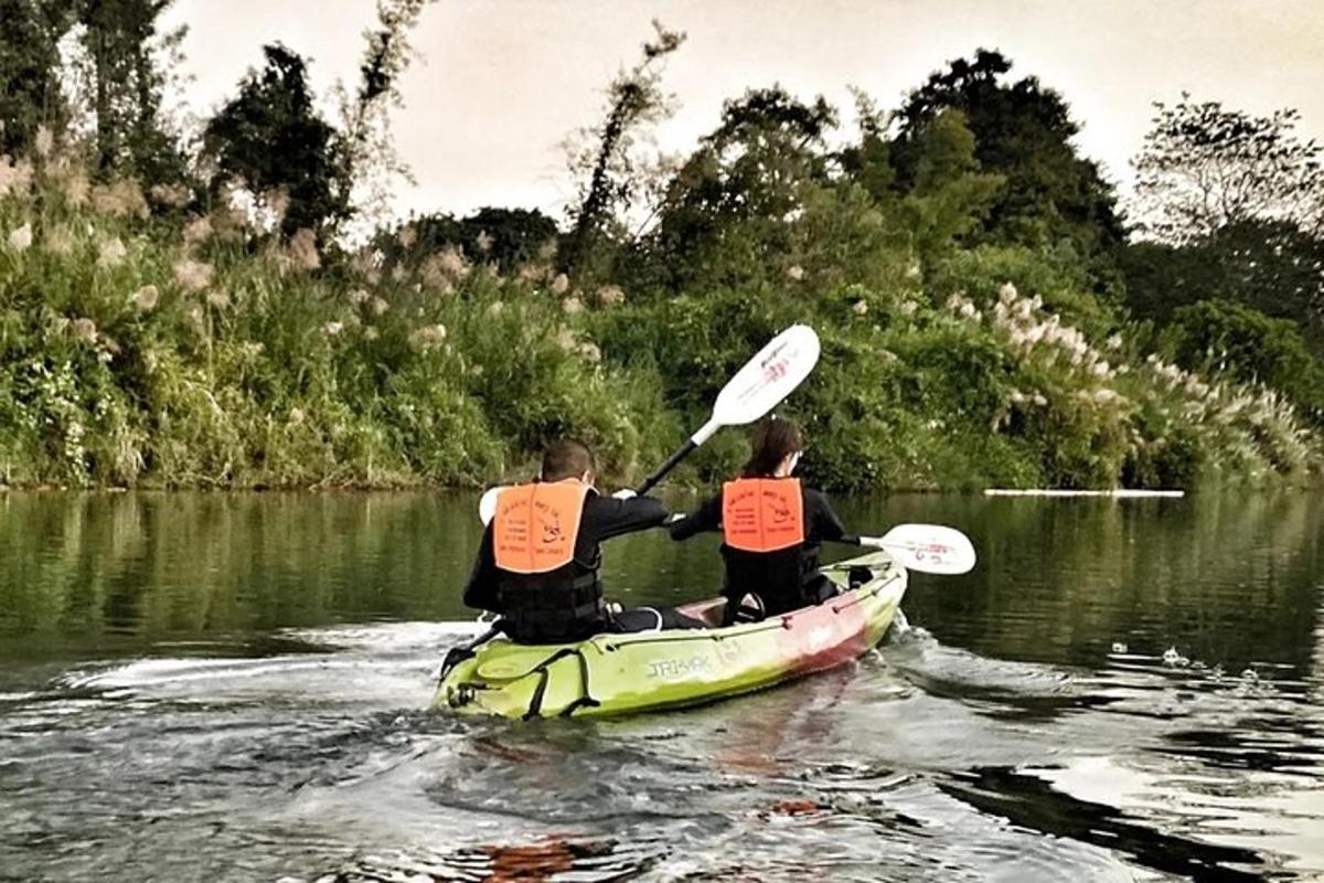 due persone su una barca sull'acqua con cartelli sopra