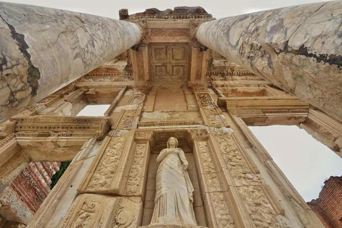 una statua di una donna in cima a un edificio