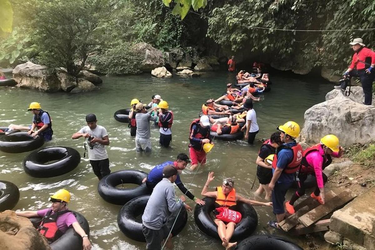 un gruppo di persone su zattere in un fiume