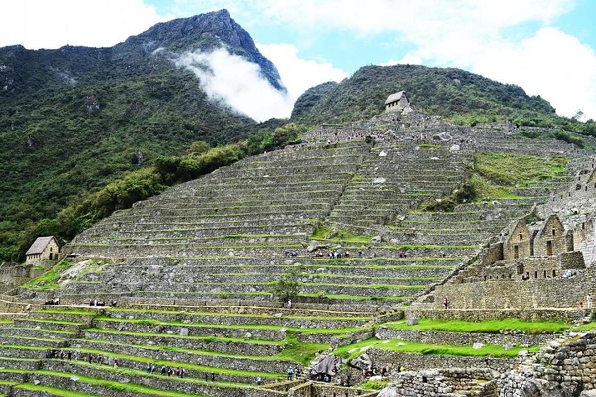 un antico anfiteatro con una montagna sullo sfondo