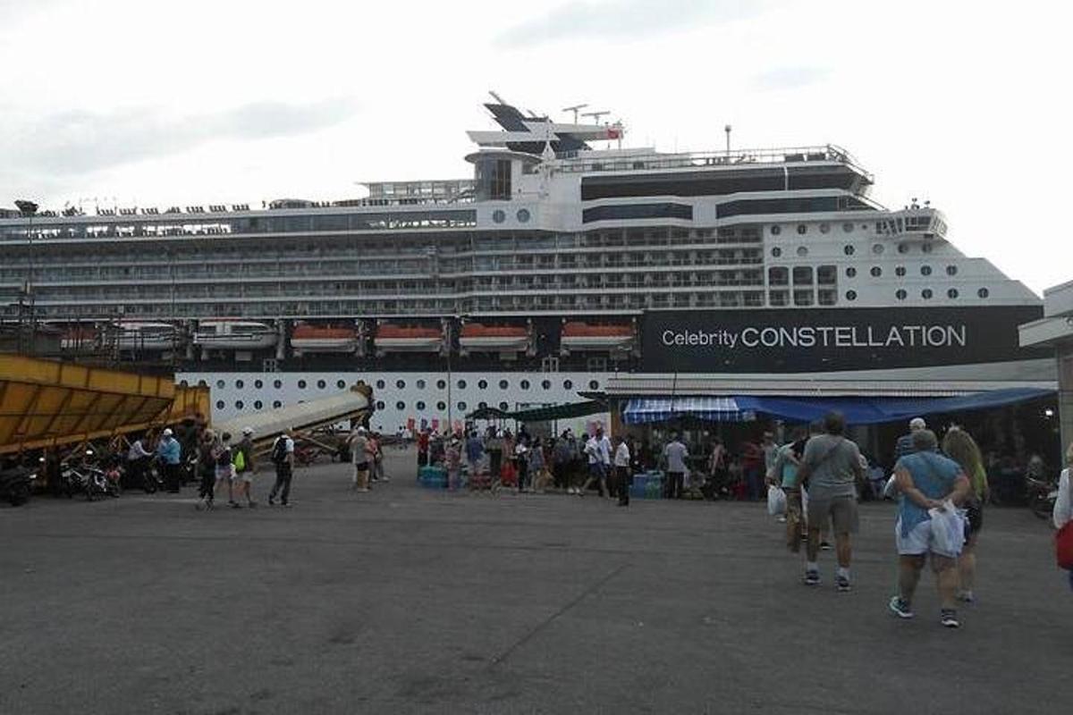 una nave da crociera con persone che camminano davanti
