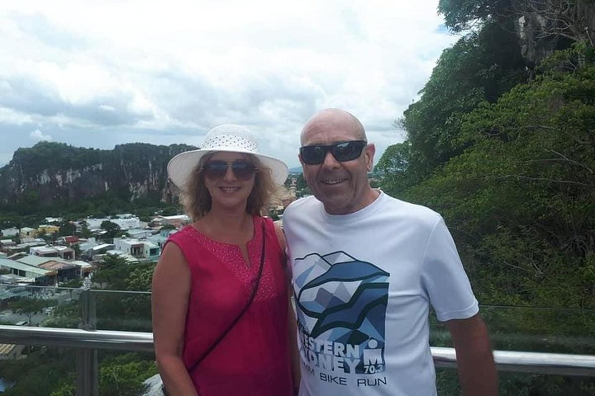un uomo e una donna in piedi su un balcone