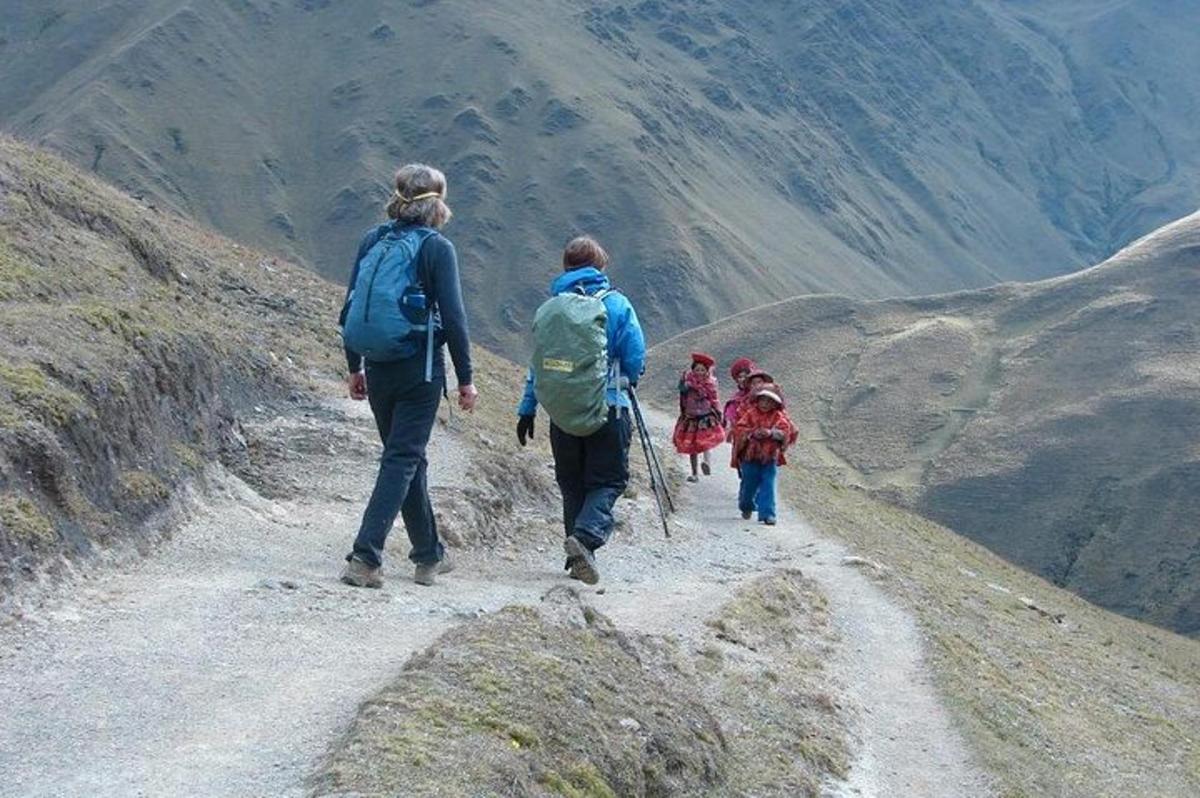 grupa ljudi koja hoda planinskom stazom
