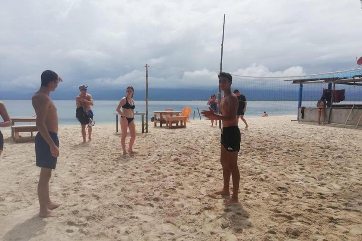 um grupo de pessoas em pé na praia