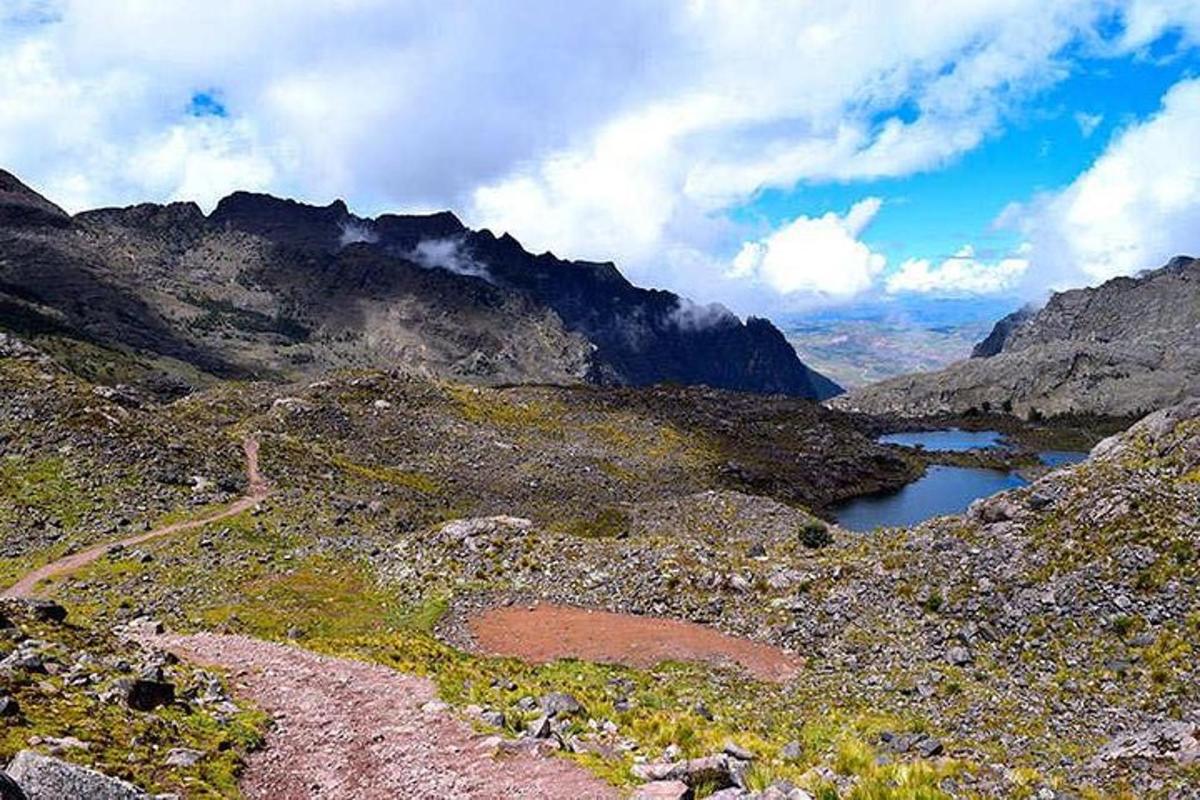 pemandangan gunung dengan tasik di latar depan