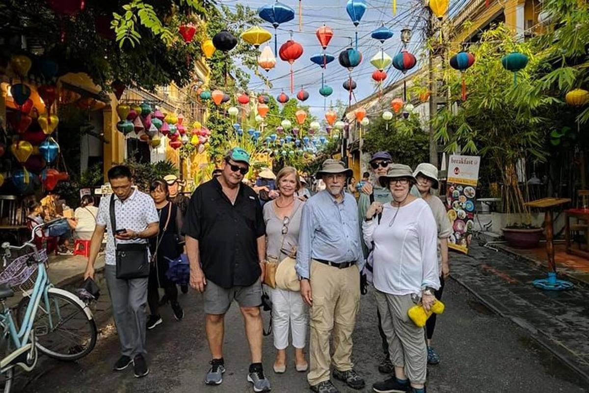 un gruppo di persone che posano per una foto in una strada