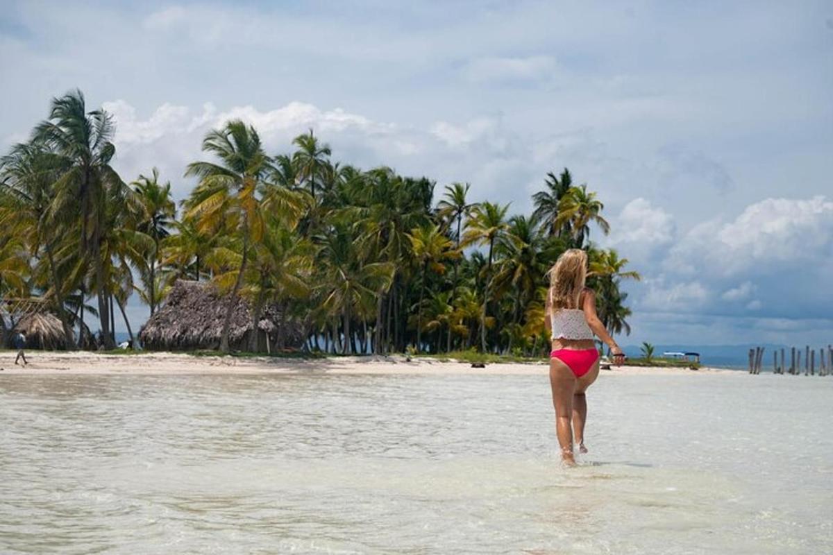 eine Frau, die am Strand im Wasser steht