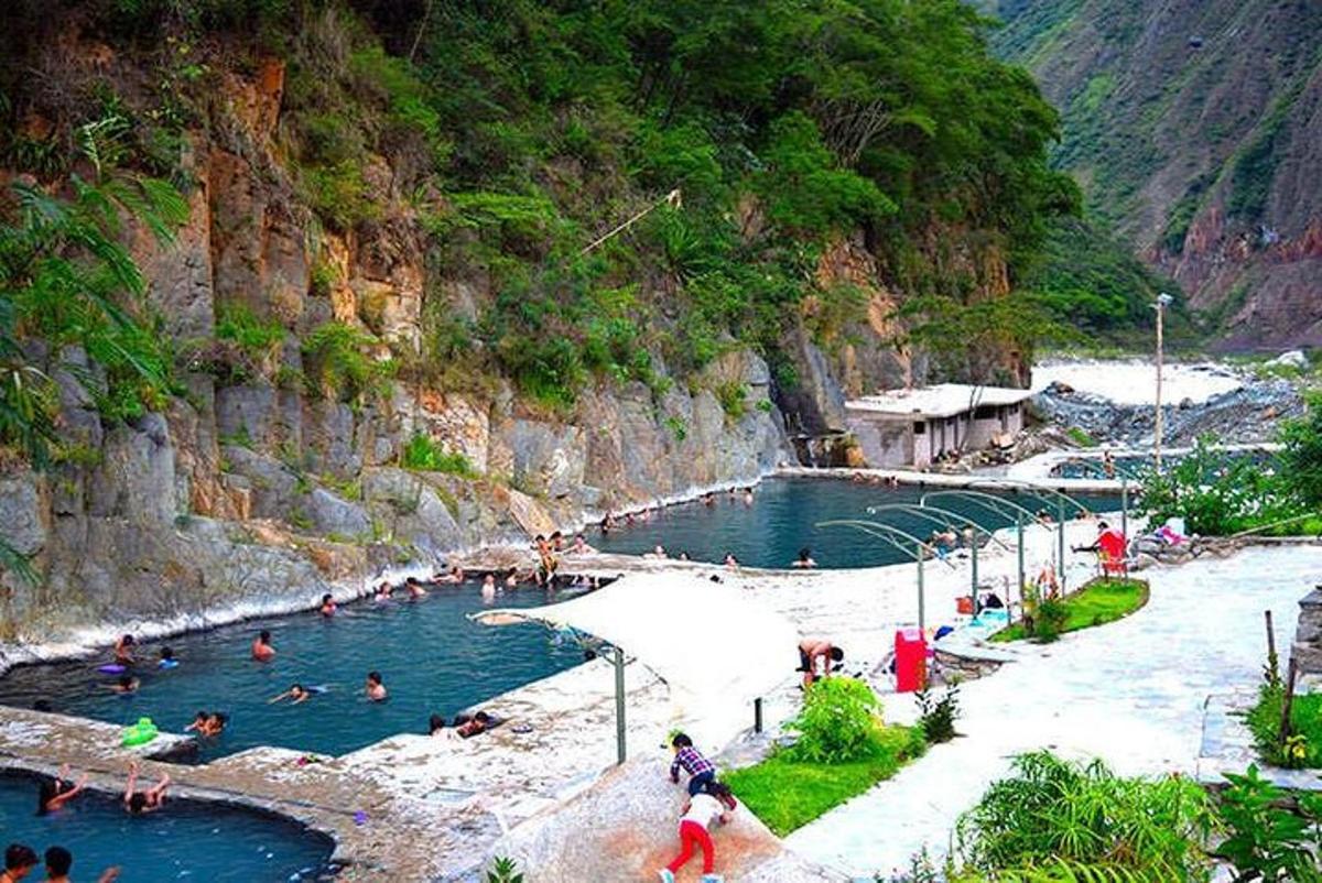 một nhóm người đang bơi trong một hồ bơi trên sông