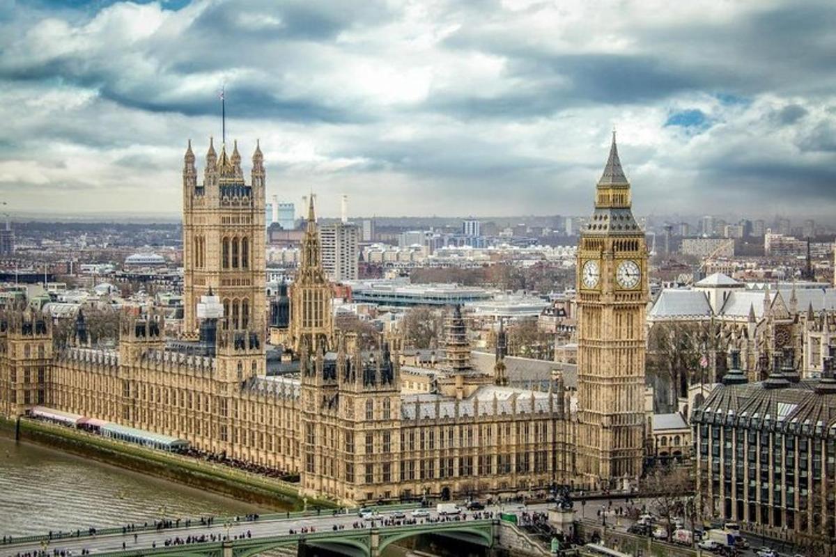 uma vista da torre do relógio do Big Ben e das casas do parlamento