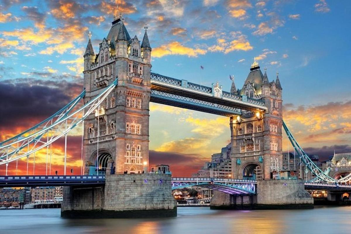 eine Hängebrücke in London bei Sonnenuntergang