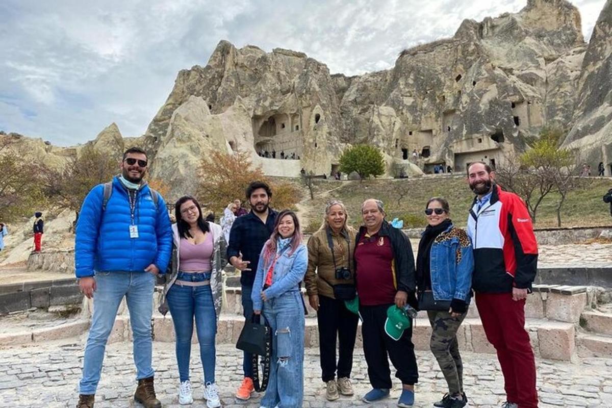 un grup de persones dempeus davant d'una muntanya