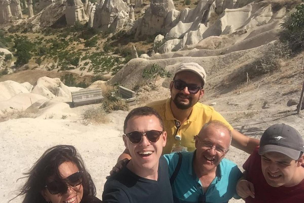 Un grupo de personas posando para una foto en una montaña.
