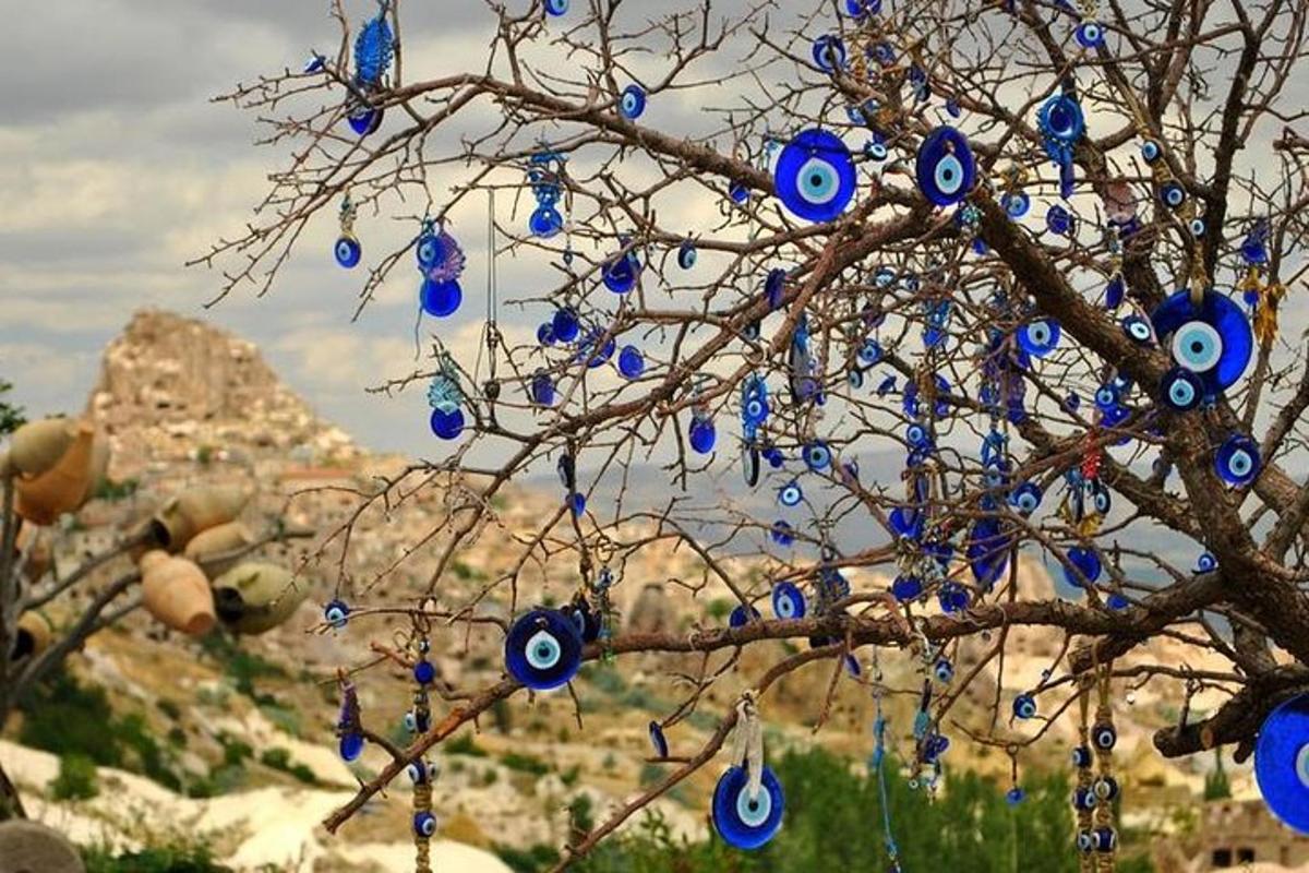 Un árbol con cuentas azules en sus ramas.