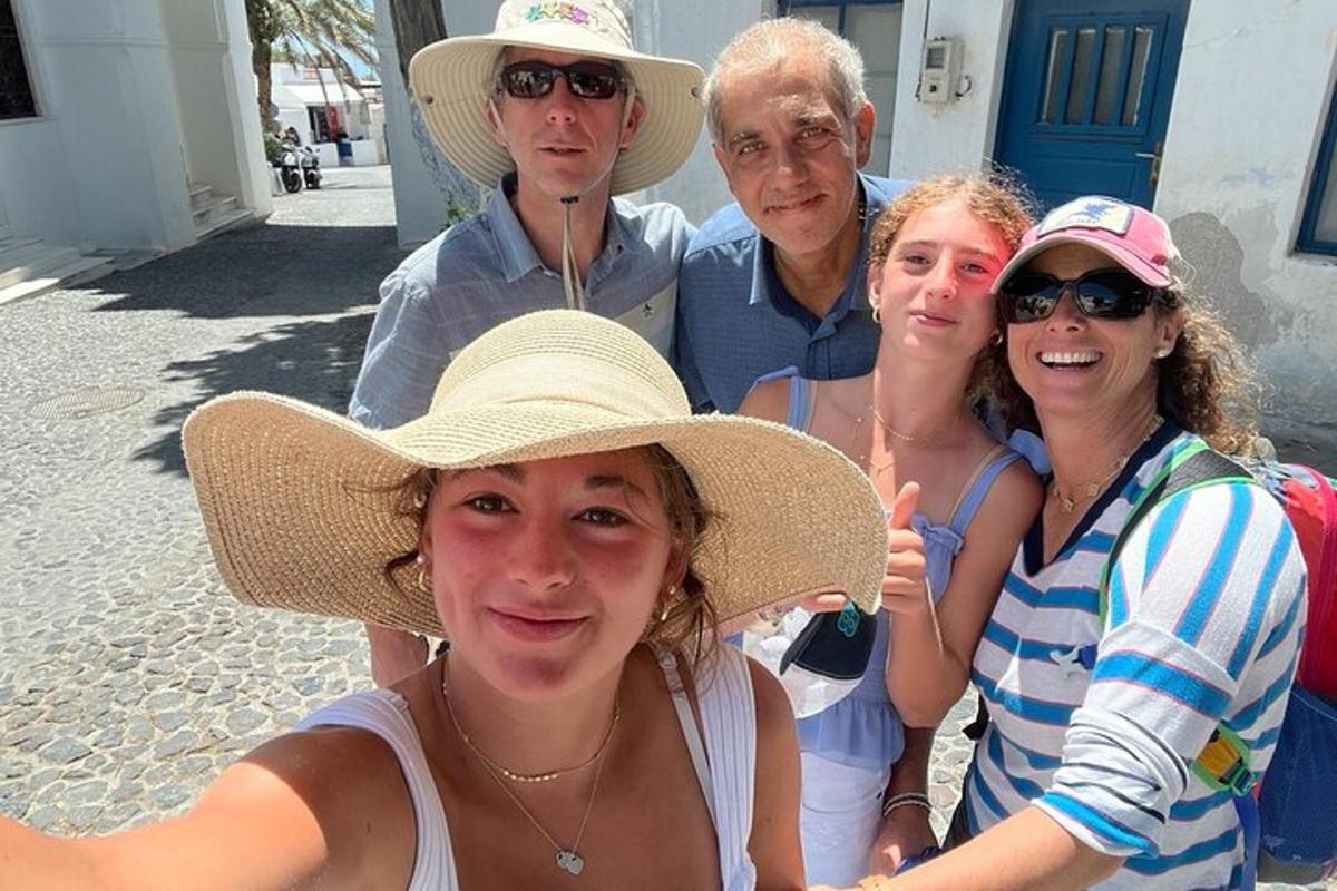 grupp kübaratega inimesi poseerib pildi jaoks