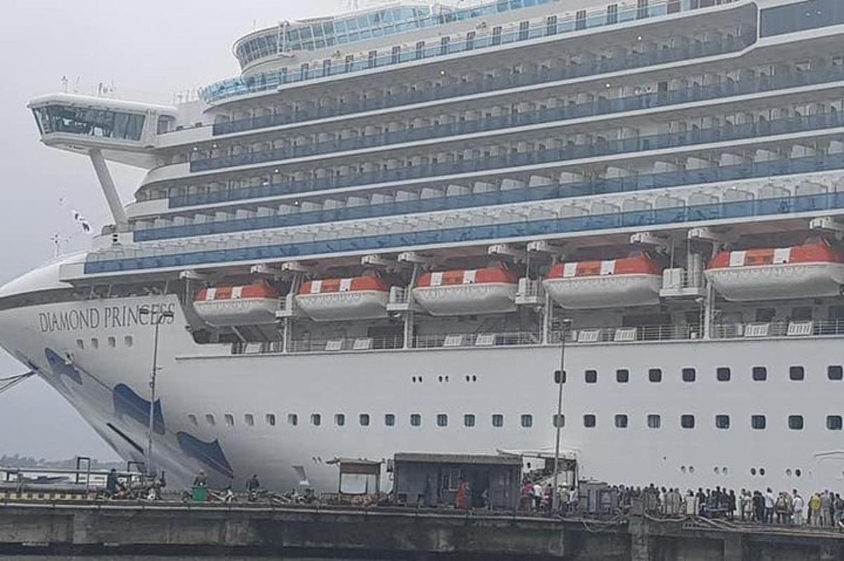 Un gran crucero en el agua