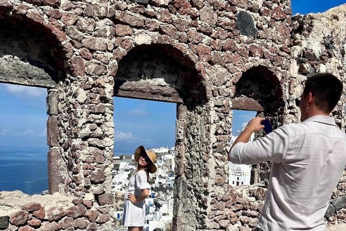 un bărbat care fotografiază o femeie care fotografiază