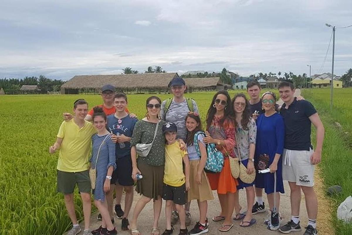 Un grupo de personas posando para una foto en un campo.