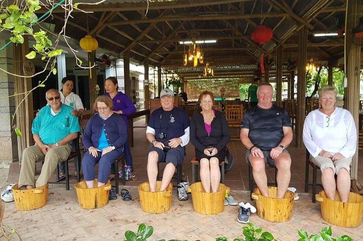 Un grupo de personas sentadas en sillas en ailion