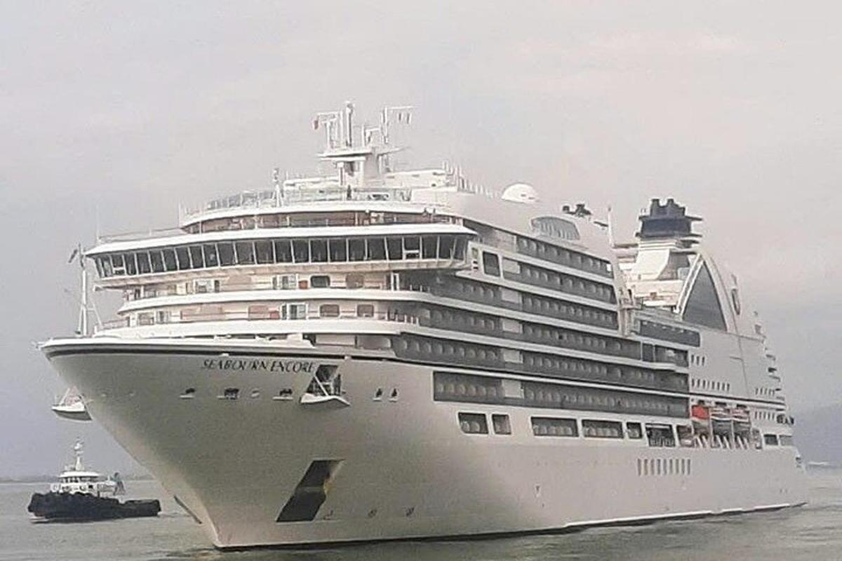 Un gran crucero en el agua con un barco