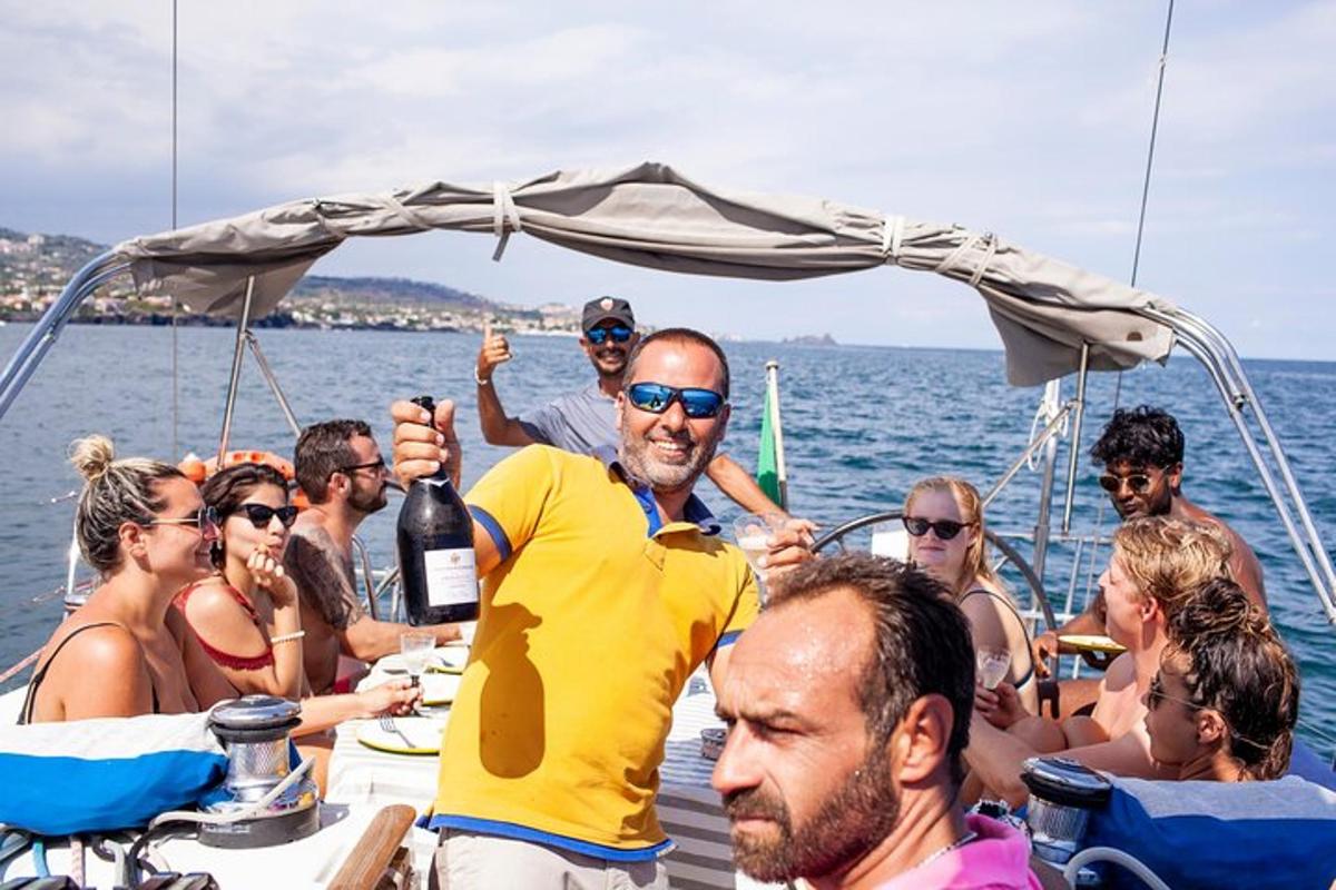 un gruppo di persone su una barca in acqua