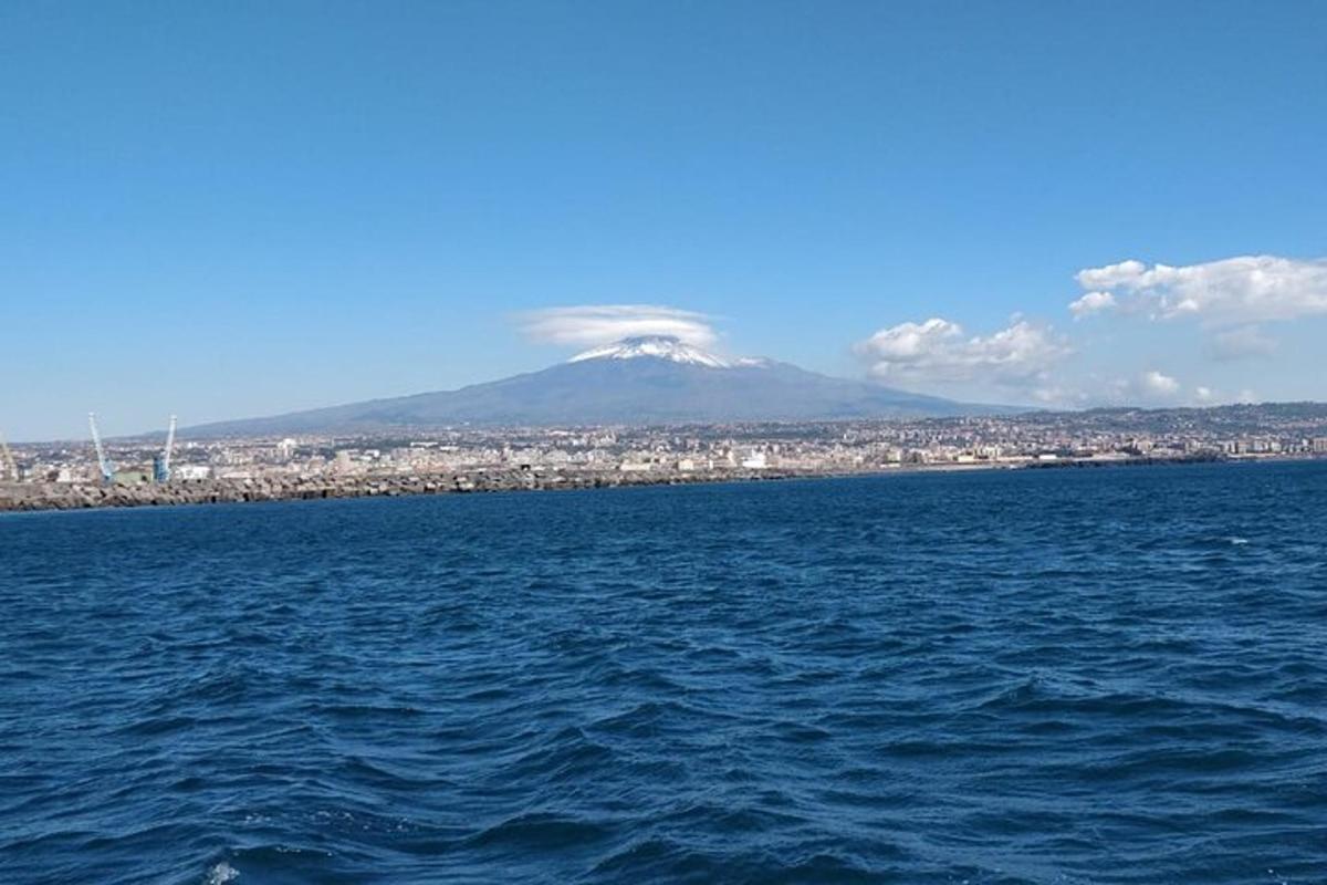 una vista di una città e di una montagna dall'acqua
