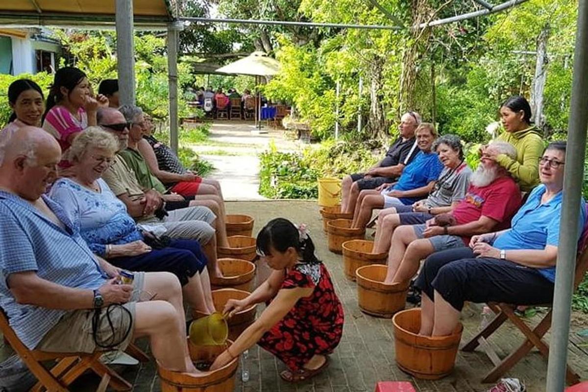 un grupo grande de personas sentadas en sillas