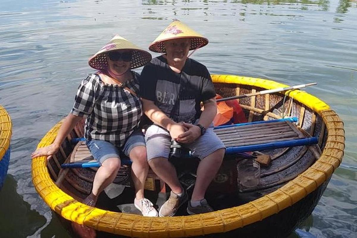 dos personas sentadas en un bote en el agua