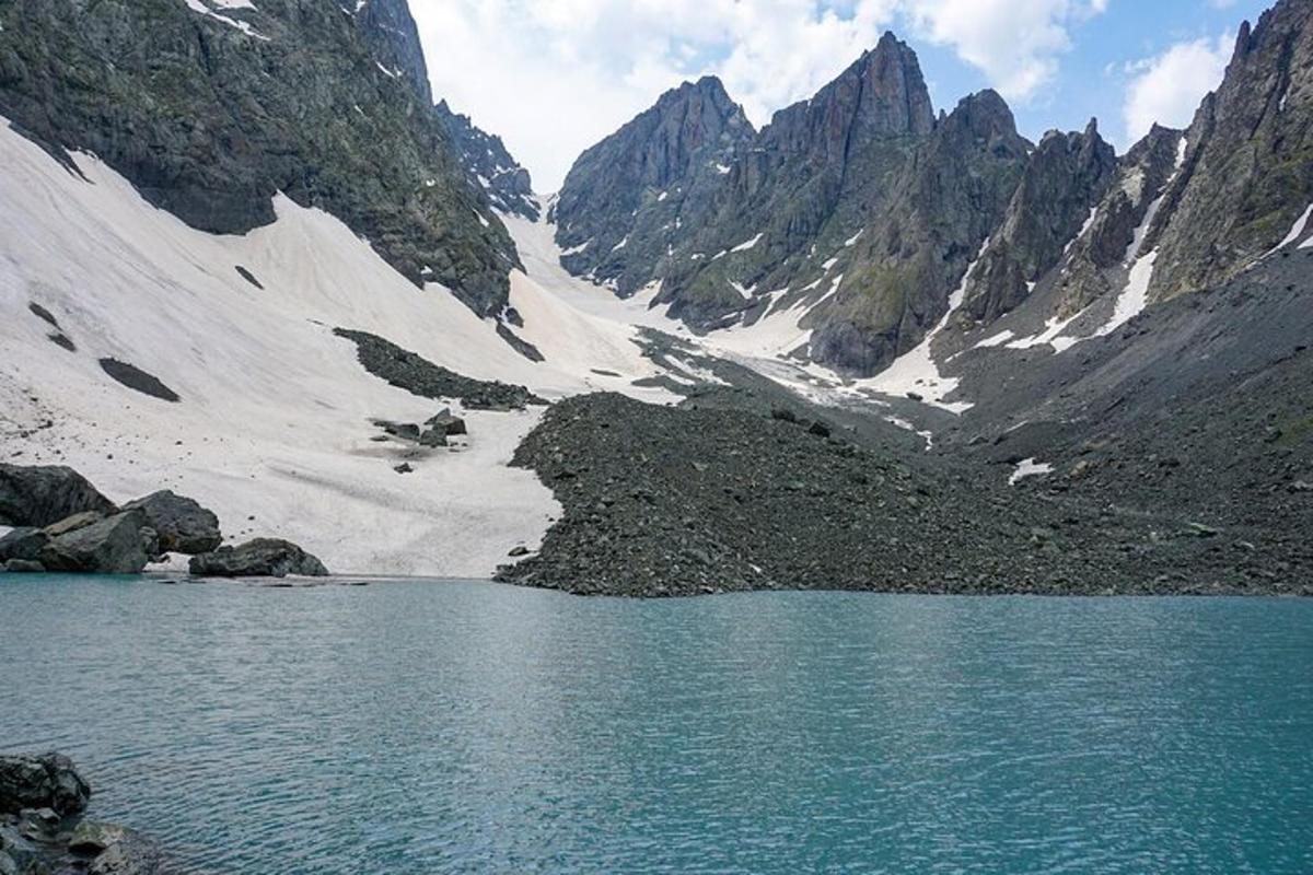 gunung dengan tasik di tengah-tengahnya
