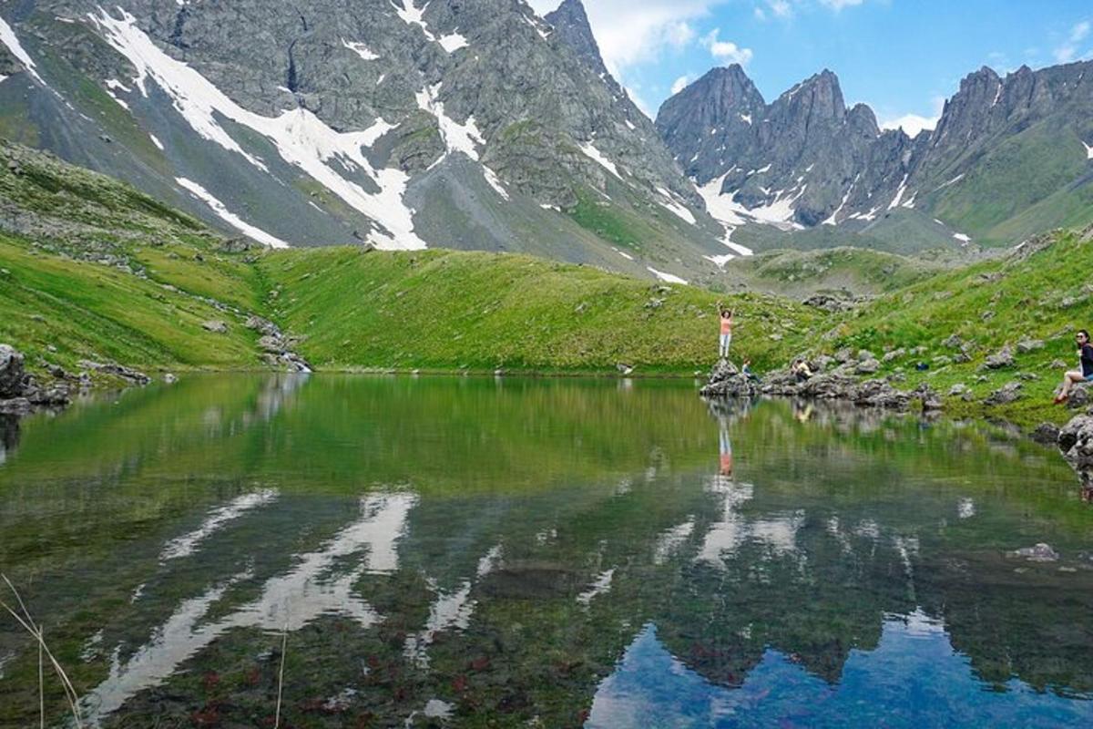 un riflesso di una montagna in un lago in montagna