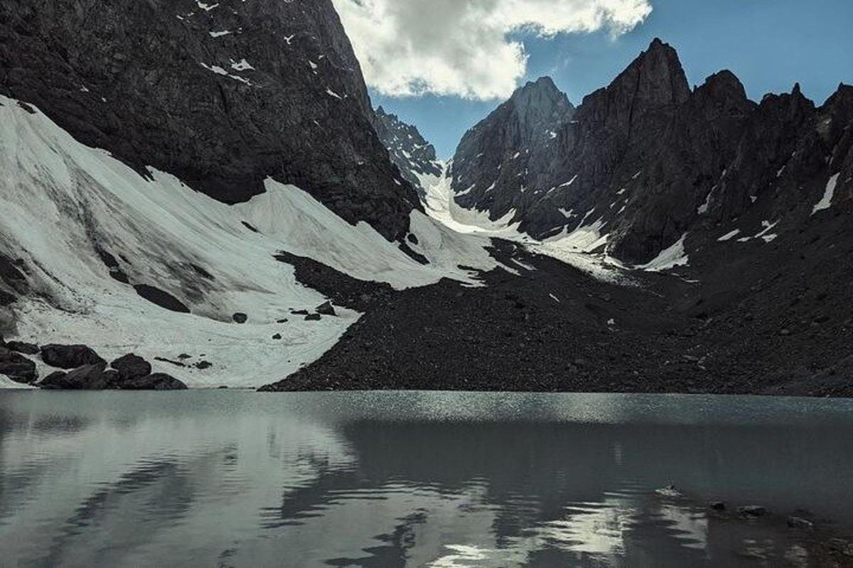 una montagna con un lago al centro