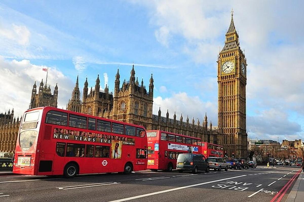 dos autobusos vermells de dos pisos davant del Big Ben