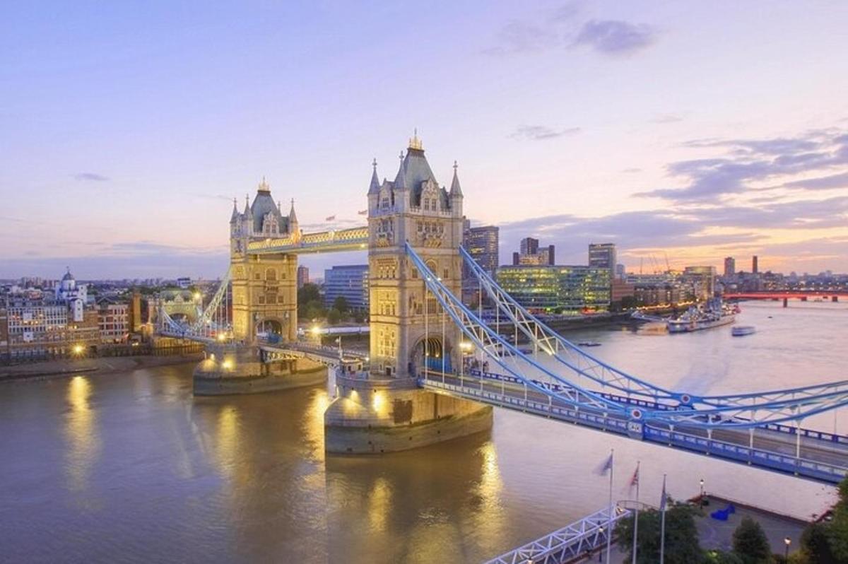 Útsýni yfir Tower Bridge í London í rökkrinu