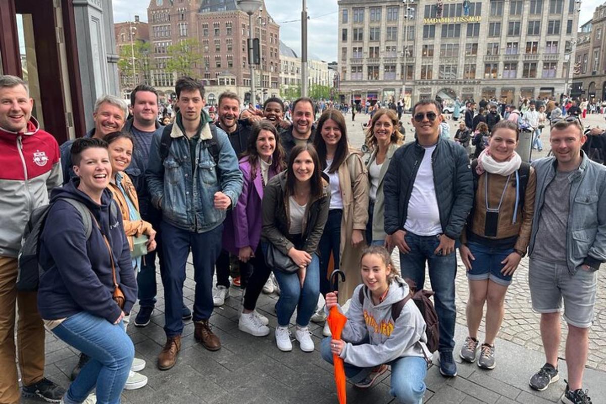 un gruppo di persone che posano per una foto in strada